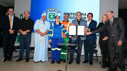 Prefeito Sandro Mabel assinou o termo de cooperação junto às entidades parceiras_Alex Malheiros