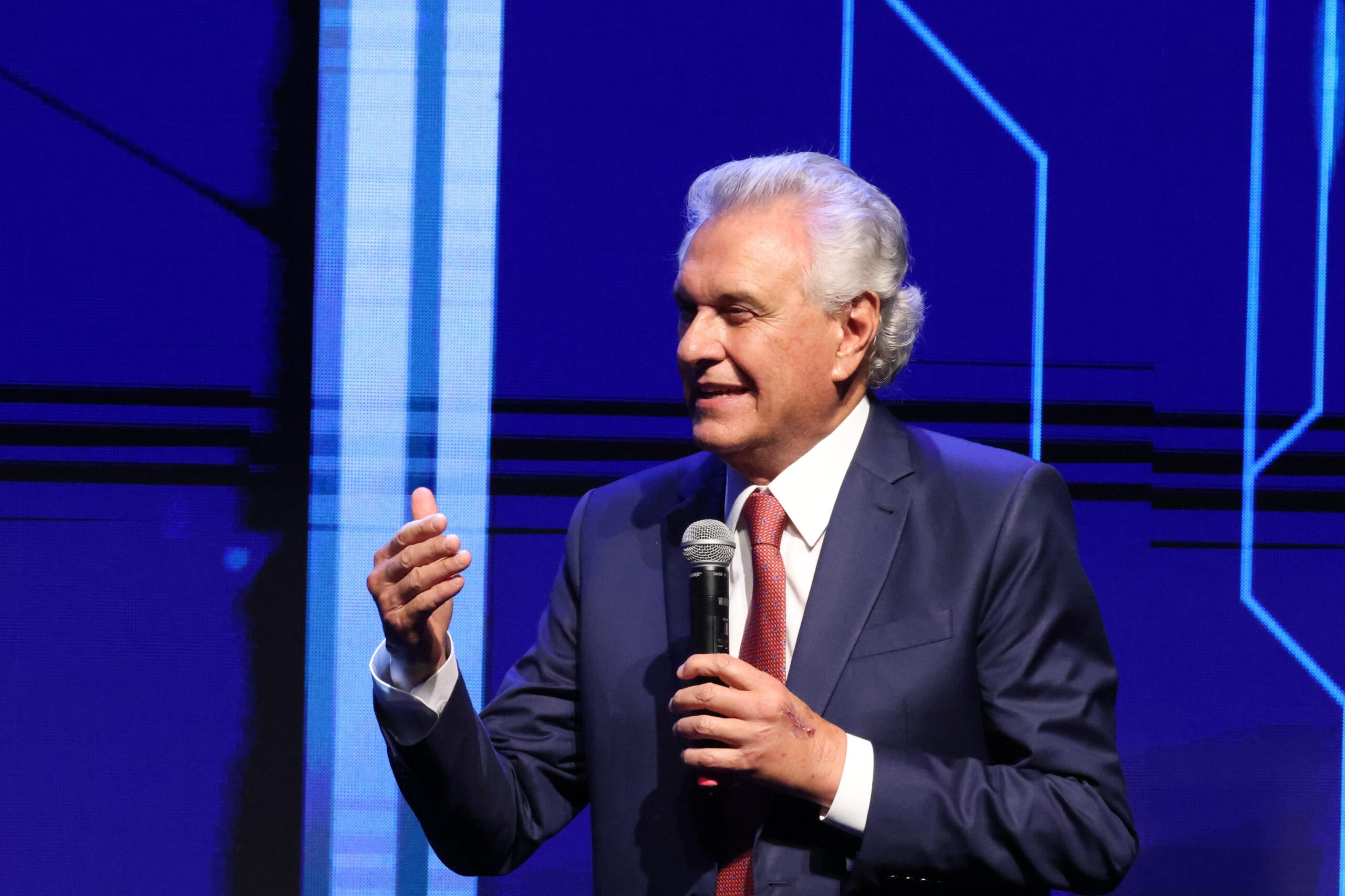 Governador Ronaldo Caiado defende projeto de lei de incentivo à ferramentas de IA. Foto: Secom
