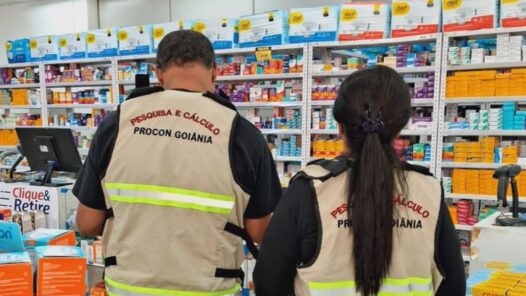 Pesquisa de preço em farmácias. Foto: Tânia Magalhães/Procon Goiânia