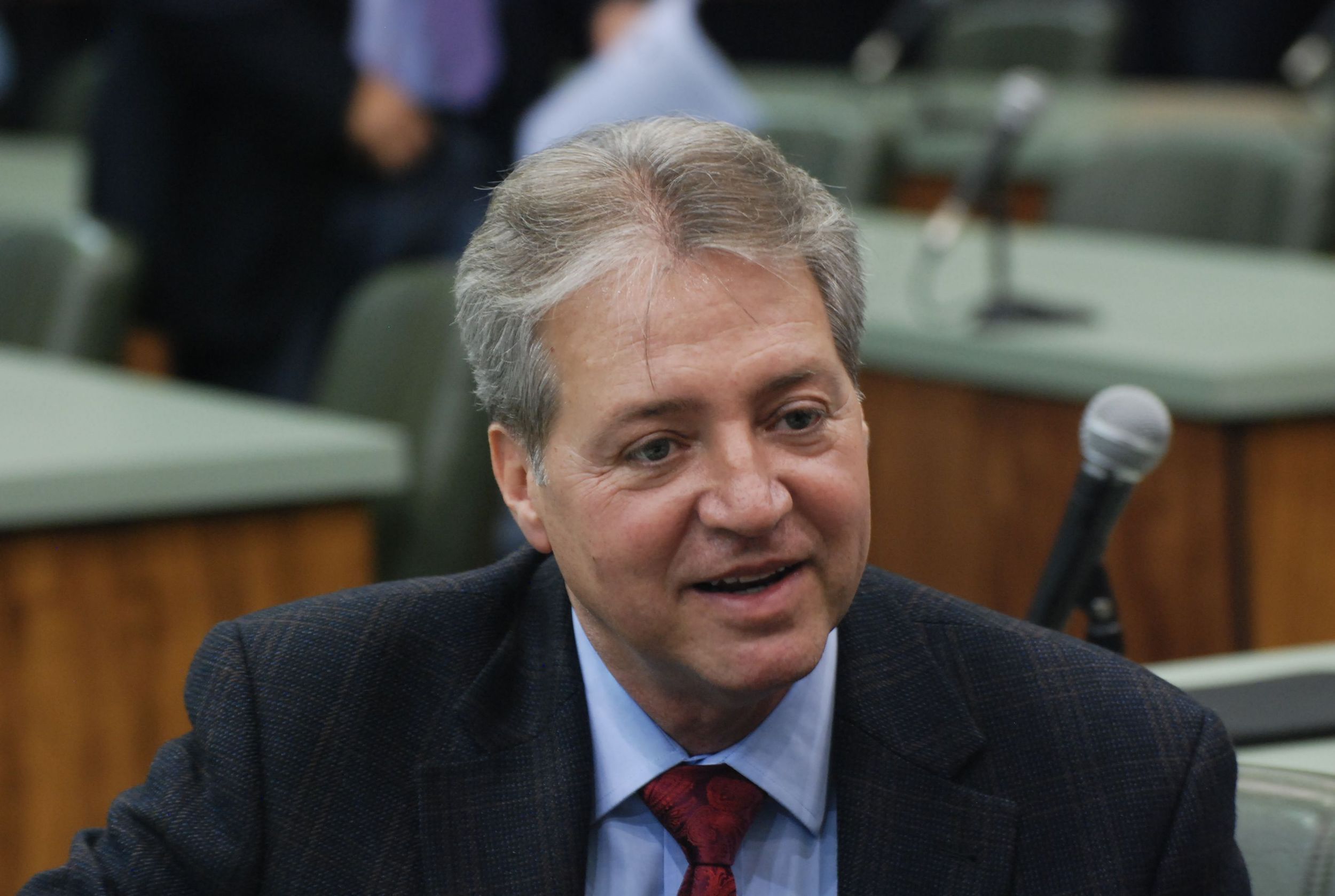 Miniatura carrinho de compras com caixas de papelão em cima do notebook