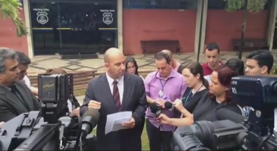 Bolo de banana em cima de um recipiente branco com bananas ao lado