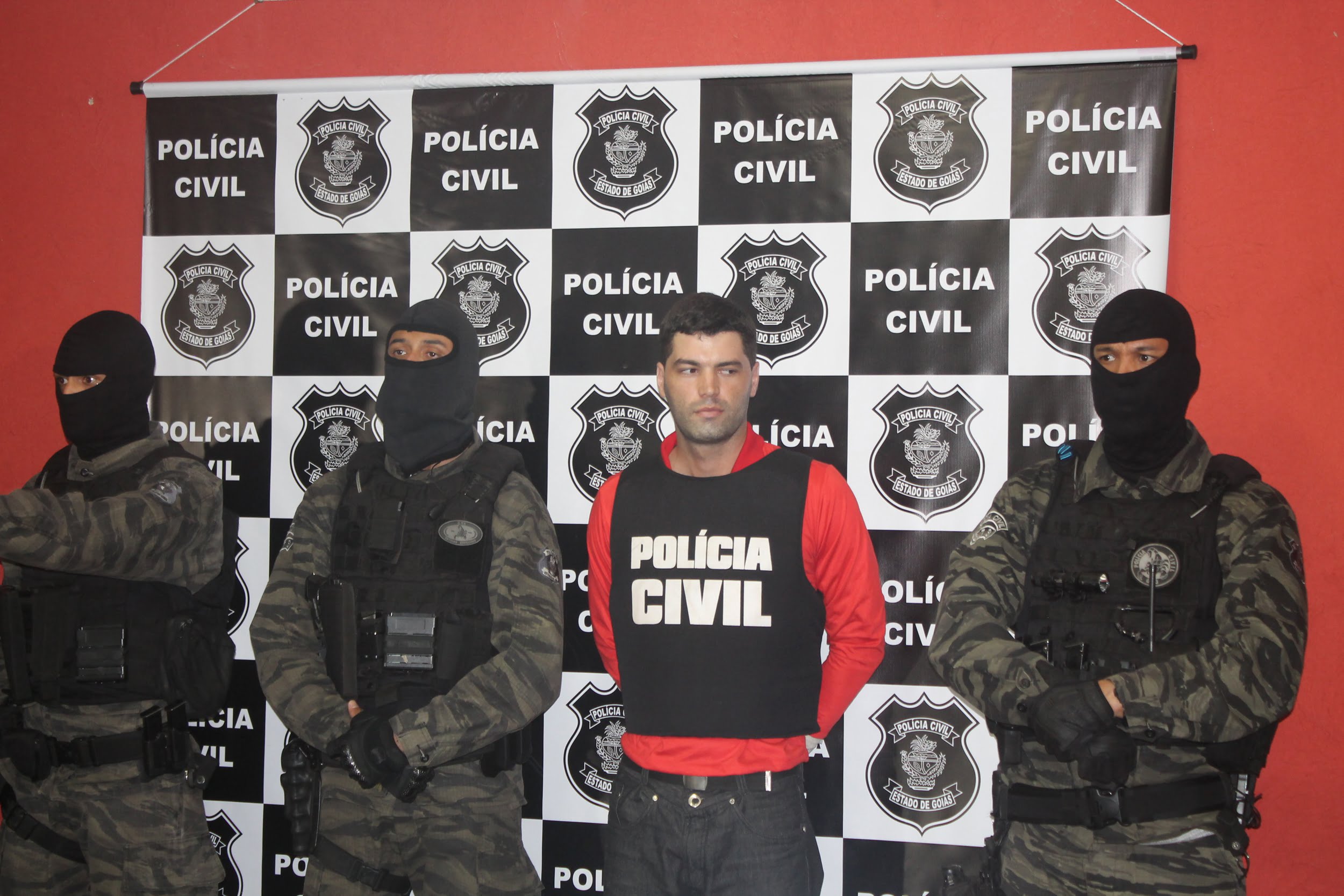 Mulher com lápis na testa estudando 