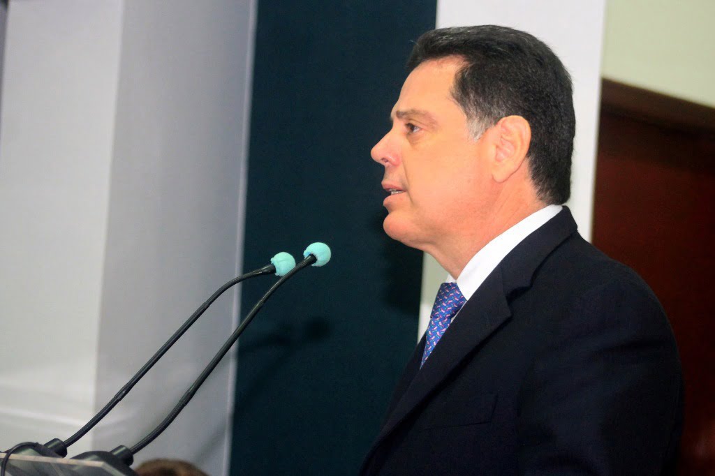 Jovem menina lendo um livro