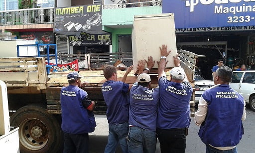 Prefeitura apreende mercadorias que atrapalham o fluxo de pessoas nas cal&ccedil;adas