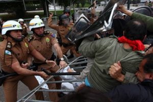 Confronto em ato de professores deixa 150 feridos no Paran&aacute;