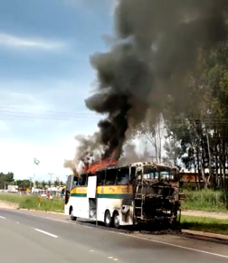 &Ocirc;nibus pega fogo na BR-153, em Hidrol&acirc;ndia
