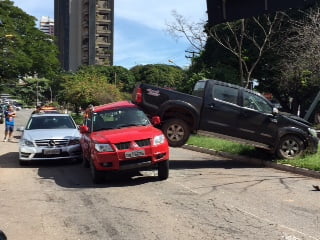 Acidente na Avenida 136 envolve três veículos