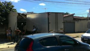 Caminh&atilde;o sem motorista invade casa no Jardim Am&eacute;rica, em Goi&acirc;nia