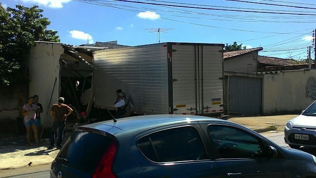 Caminh&atilde;o sem motorista invade casa no Jardim Am&eacute;rica, em Goi&acirc;nia