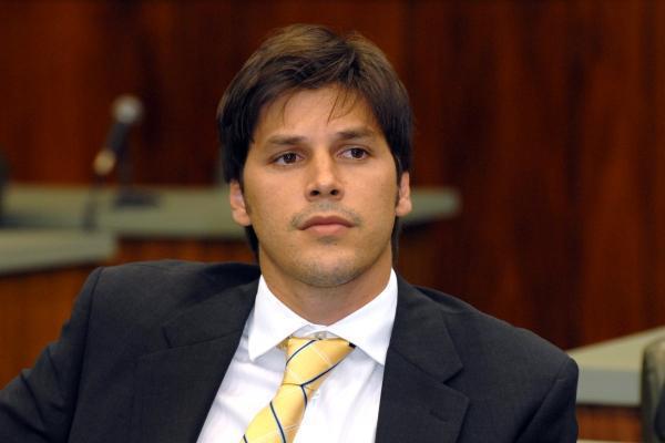 Projeto de Lei pro&iacute;be porte de arma de fogo em boates por policiais em folga