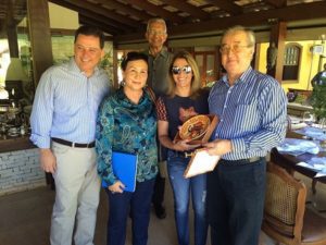 Embaixadores almo&ccedil;am com governador em Goi&aacute;s