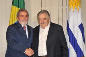 Lula diz ter vivido mensalão com 'angústia' e 'culpa', relata Mujica em livro