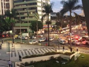 Taxistas fecham anel interno da Pra&ccedil;a C&iacute;vica em protesto por seguran&ccedil;a