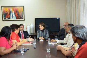 Raquel teixeira recebe grevistas educa&ccedil;&atilde;o