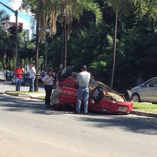 Ve&iacute;culo capota no setor Oeste, em Goi&acirc;nia