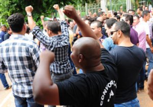 concursados da pmgo comemoram vitoria parcial no poder judici&aacute;rio foto ascom tjgo