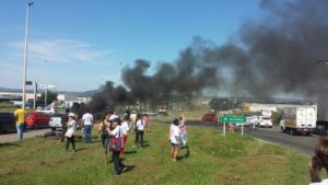Professores liberam BR-153 ap&oacute;s duas horas de manifesta&ccedil;&atilde;o