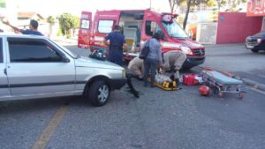 acidente carro e moto no jd america