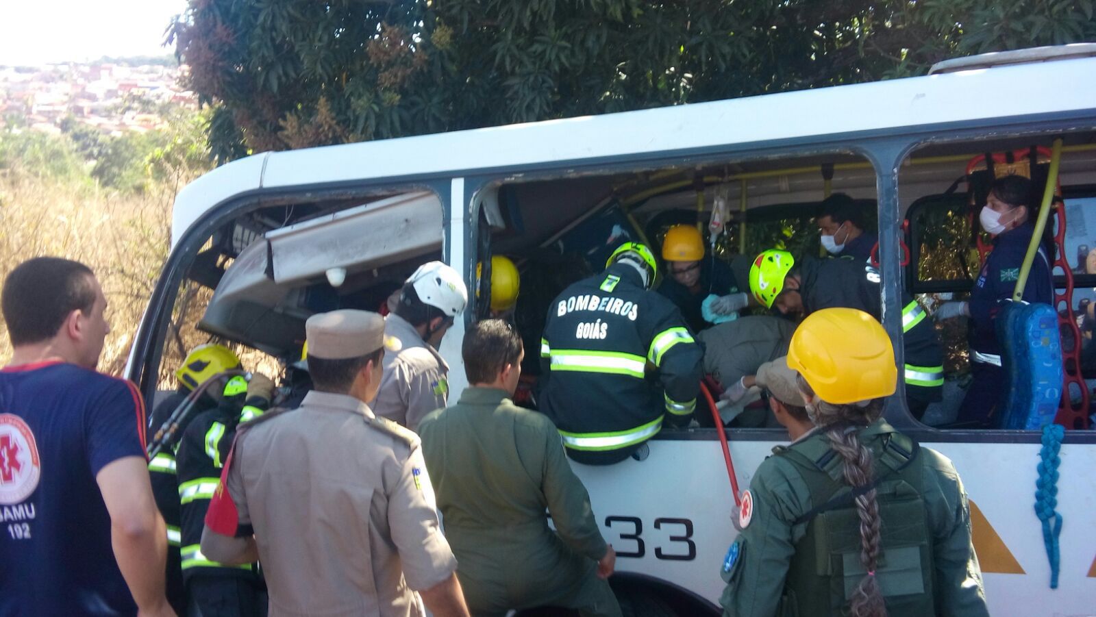 Motorista está preso pelas pernas (Foto: Bill Guerra) AiPvMH2 Rj5 4EXrTd6TcK937Bc86bbsdjWhm35CWnFk