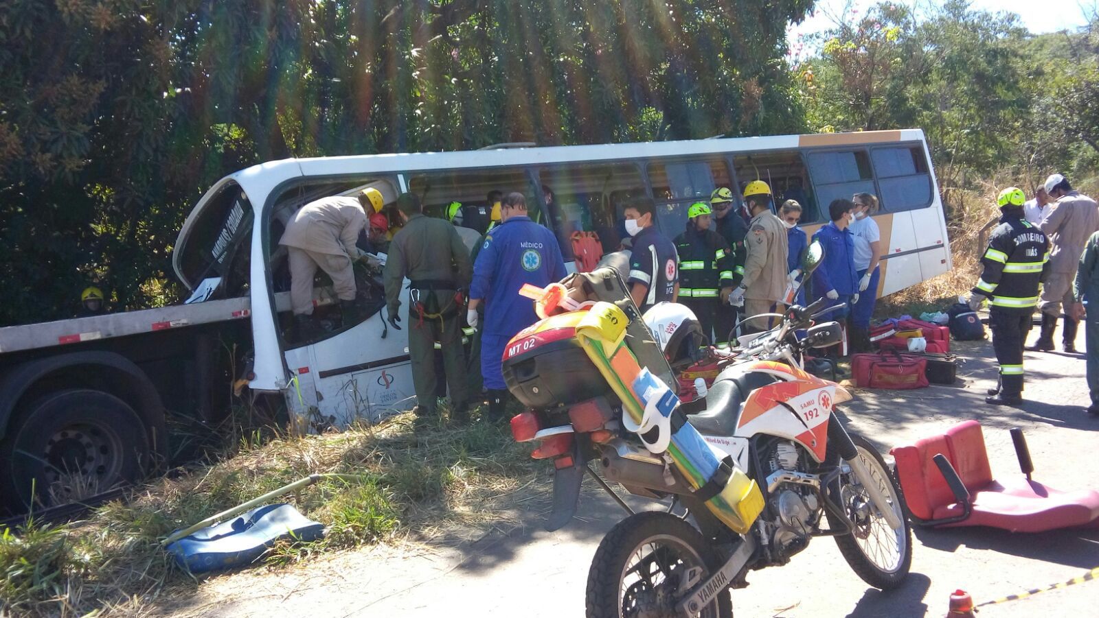 Bombeiros e médicos do SAMU trabalham para retirar o motorista das ferragens (Foto: Bill Guerra) AoAAY 7R7RUSq1t2PsaGJDqVur2sFiEGYVsYbsI7Mojc