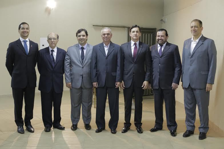 Na foto, durante a reunião de lançamento do nome de Flávio: (da esquerda para direita) - Pedro Paulo Guerra de Medeiros, Felicíssimo Sena, Flávio Buonaduce, Miguel Cançado, Júlio Meirelles, Djalma Rezende e Júlio César do Valle Vieira Machado. oab forte