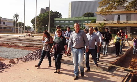 Prefeito caminha ao lado de parlamentares na Praça Cívica (Foto: Samuel Straioto) Prefeito Praca civica 2