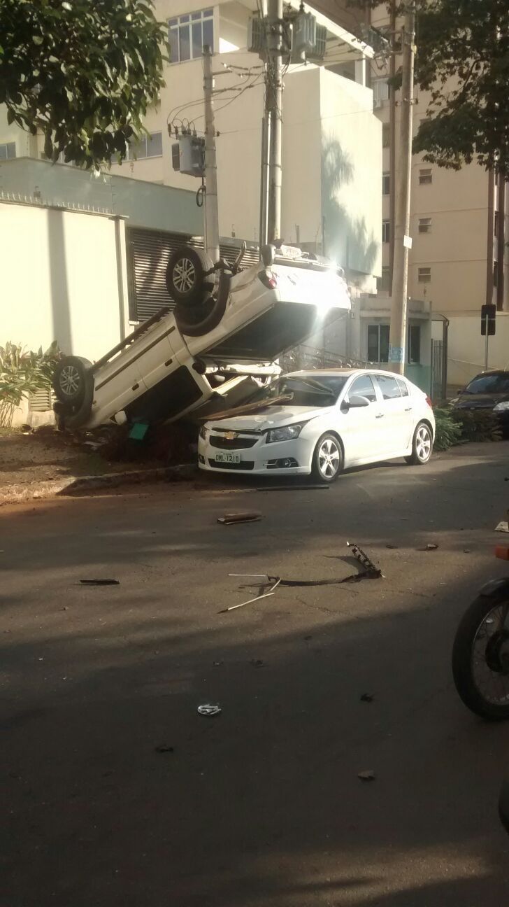 Pedaços de brownie de chocolate em cima de uma tábua e uma faca ao lado