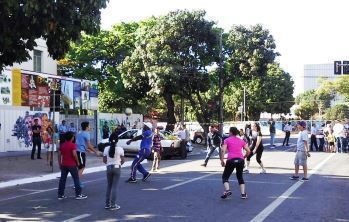 Grupo jogando voleibol na Avenida Goiás (Foto: Samuel Straioto) domingo no centro 2