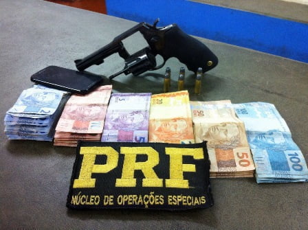 Pedaços de carne seitan em um prato branco com pepino, tomate e alface