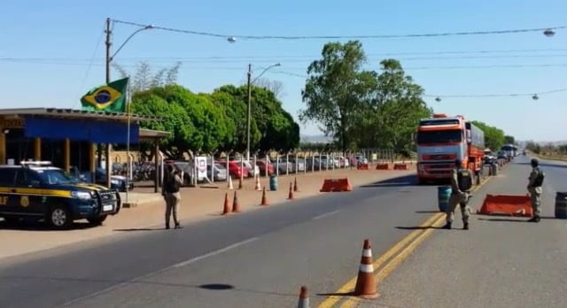 Inc&ecirc;ndio em p&aacute;tio da Receita Federal, em Senador Canedo