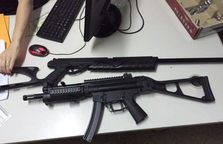 Armas foram levadas para 20º DP (Foto: PM) fuzil