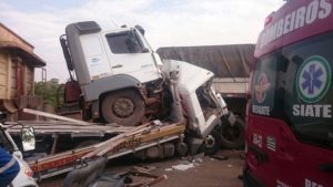 Acidente com dois caminh&otilde;es na Avenida Perimetral, em Goi&acirc;nia