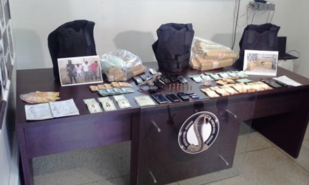 Material encontrado com quadrilha (Foto: Samuel Straioto) MATERIAL APREENDIDO DENARC