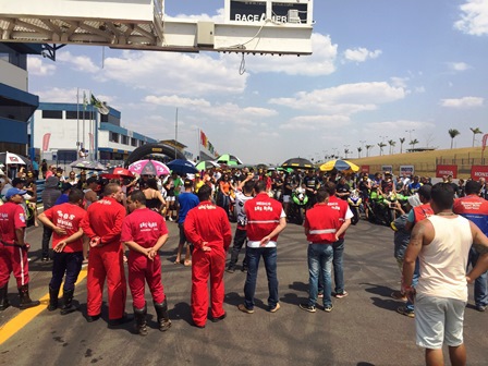 Pilotos concentrados na pista durante homenagem (Foto: Carlos Bueno) homenagem 1