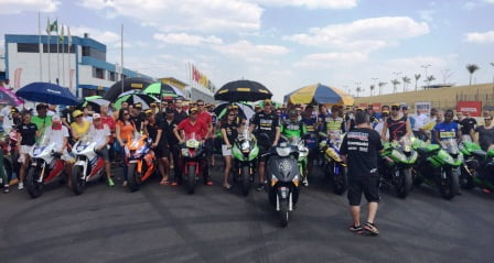 Pilotos com suas motos prestando homenagem (Foto: Carlos Bueno) homenagem 2