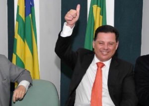 marconi perillo faz sinal de positivo e sorri