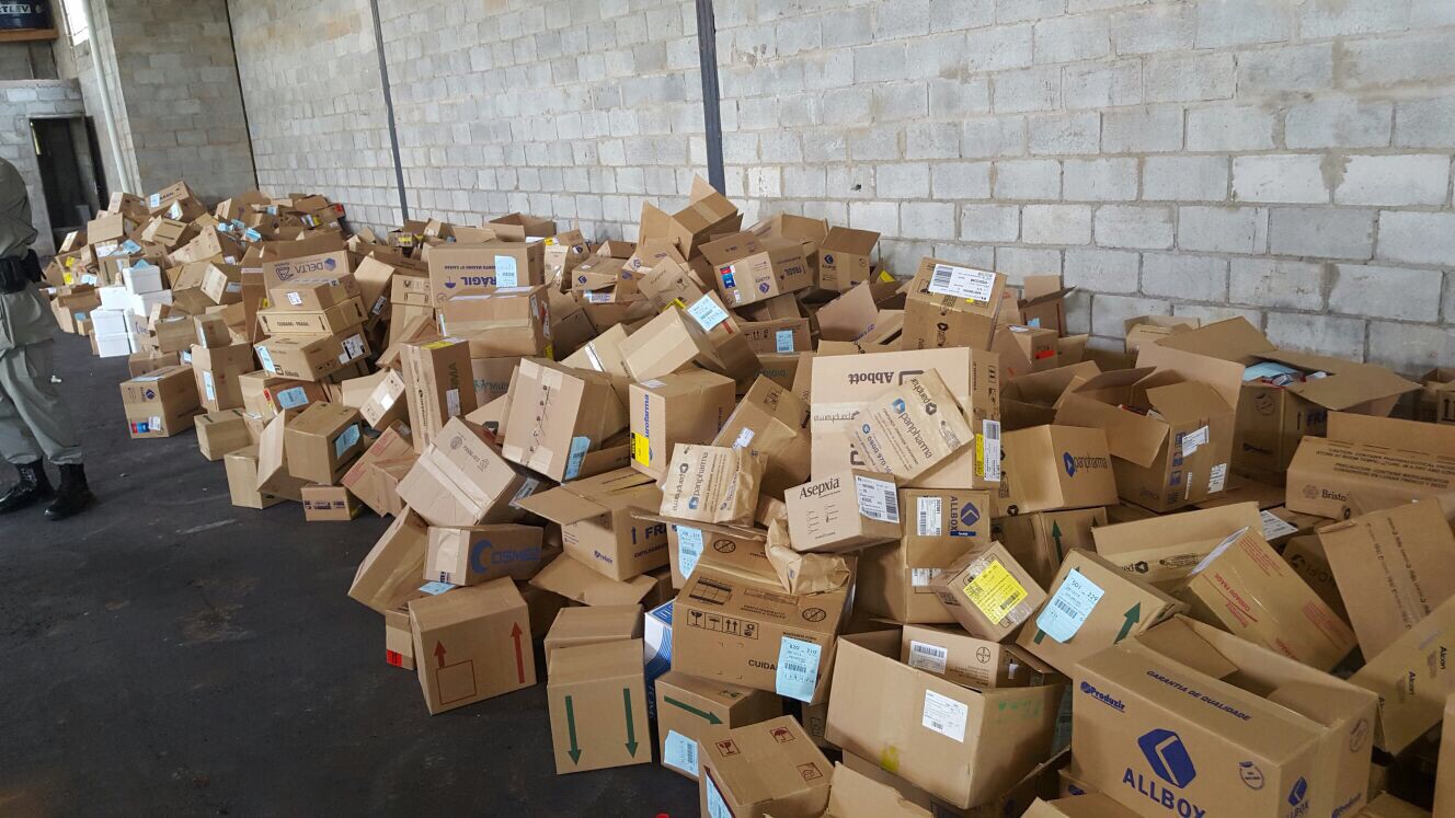 Crepes de chocolate em recipiente marrom, cobertos por calda de chocolate e com morangos 