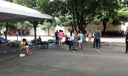 Estudantes em tendas no estacionamento da Seduce (Foto: Samuel STraioto) invasao seduce 3