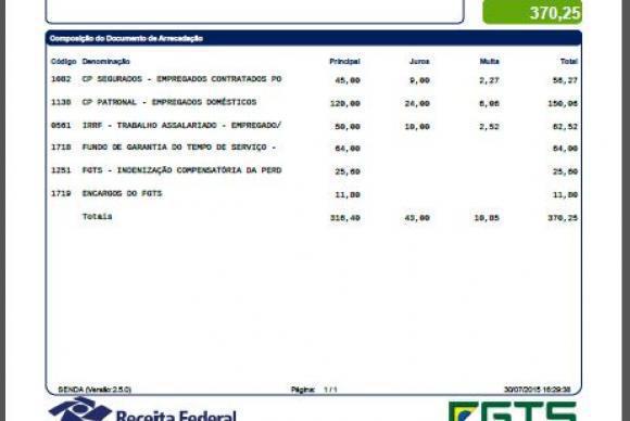 Espaguete em prato branco com creme de abóbora e tomilho decorando