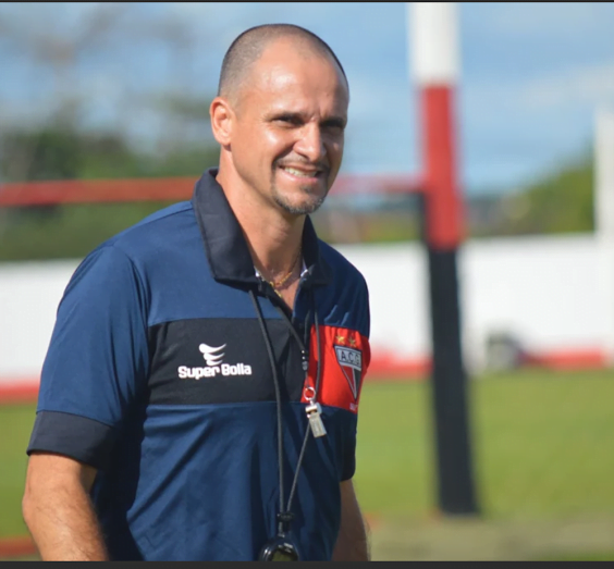 Mulher e homem sentados mexendo em tablet 