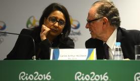 Folhas de louro amarradas em cima de uma mesa de madeira