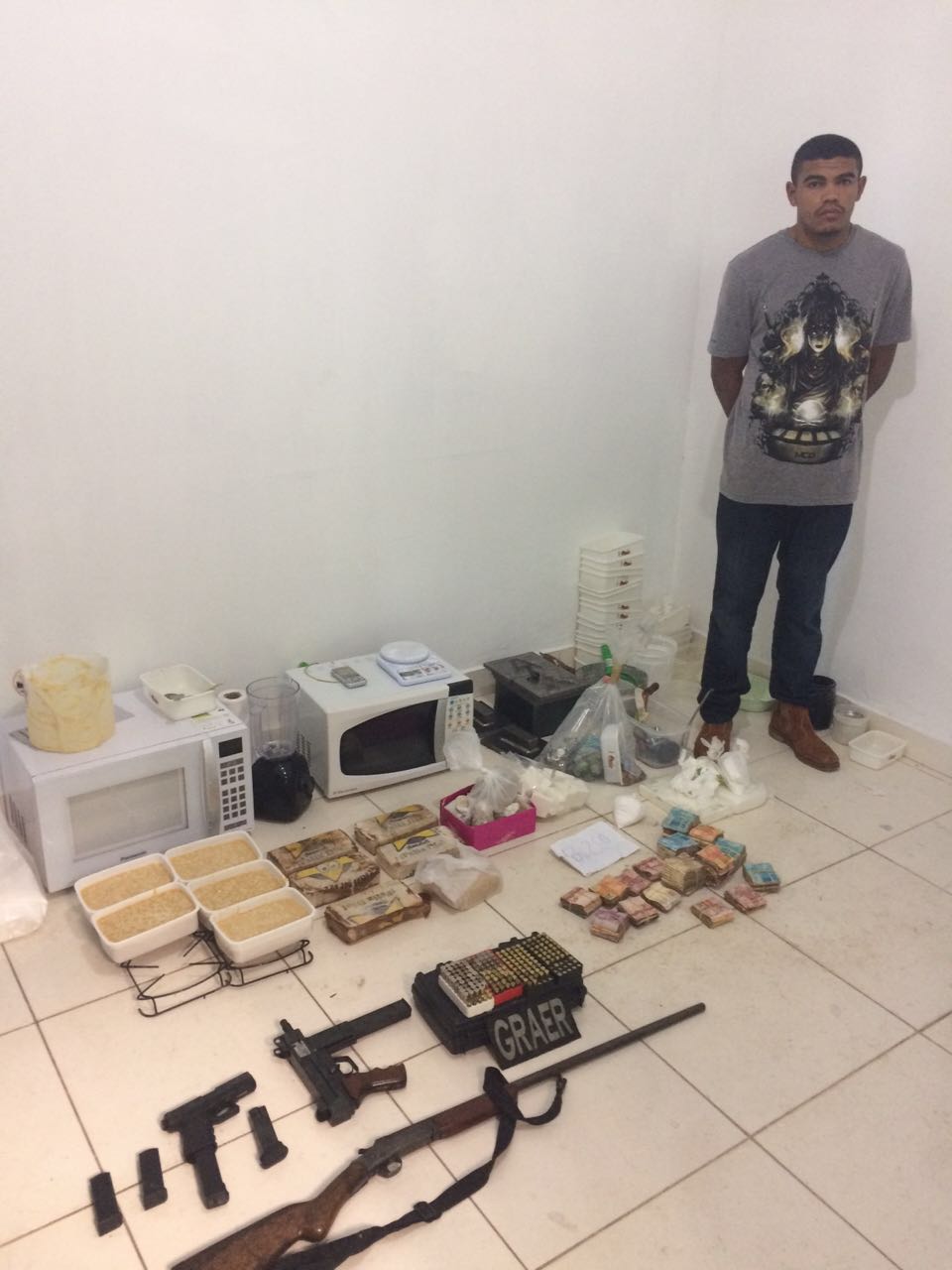 Homem e mulher de avental e na cozinha preparando comida