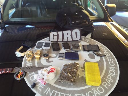 Objetos encontrados no interior da casa. (Foto: PMGO) objetos suspeitos trafico urias