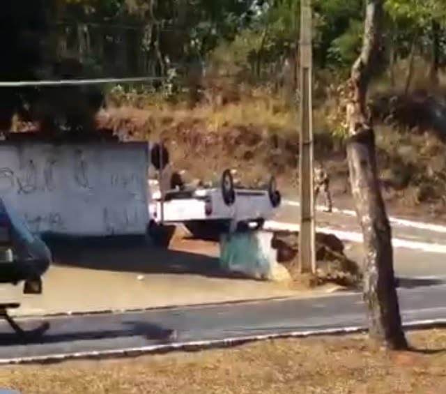 Suspeito capota veiculo roubado e foge a pe