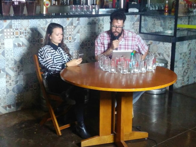 Produtora Bárbara Falcão ao lado do entrevistador Pablo Kossa (Foto: Samuel Straioto) Barbara falcao e pablo kossa