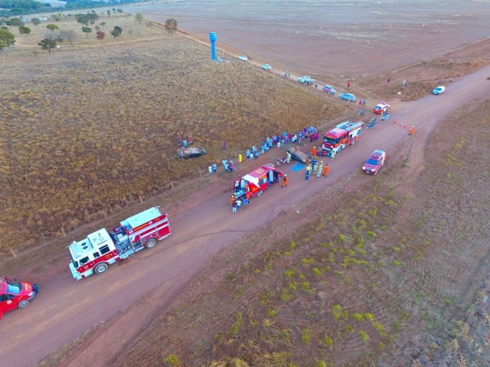 Colisao entre dois carros deixa 13 pessoas feridas proxima a BR251