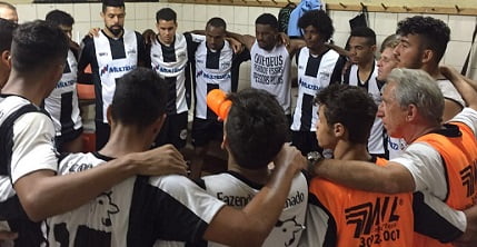 Pernil em cima de um prato preto com batatas 