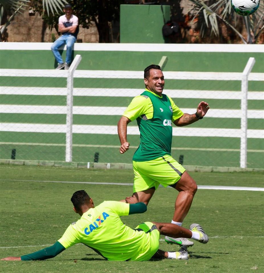 Suco de abacaxi com hortelã em copo com canudo de metal e pedaço de abacaxi