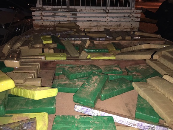 Droga encontrada no fundo falso do veículo (Foto: PMGO) drogas pf