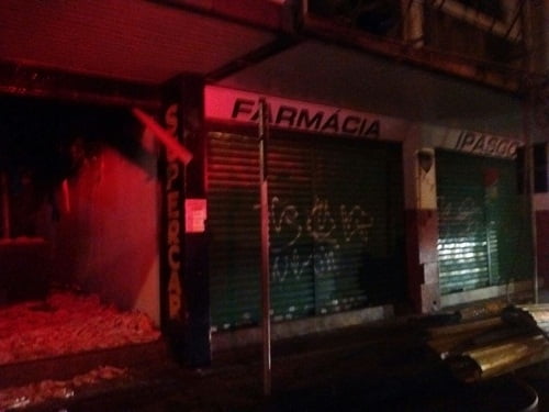 Uma mão tocando pandeiro